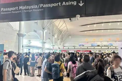 Warga asing di Kompleks Kastam, Imigresen dan Kuarantin (CIQ) Bangunan Sultan Iskandar (BSI) terpaksa menunggu hingga dua jam untuk melepasi imigresen.
