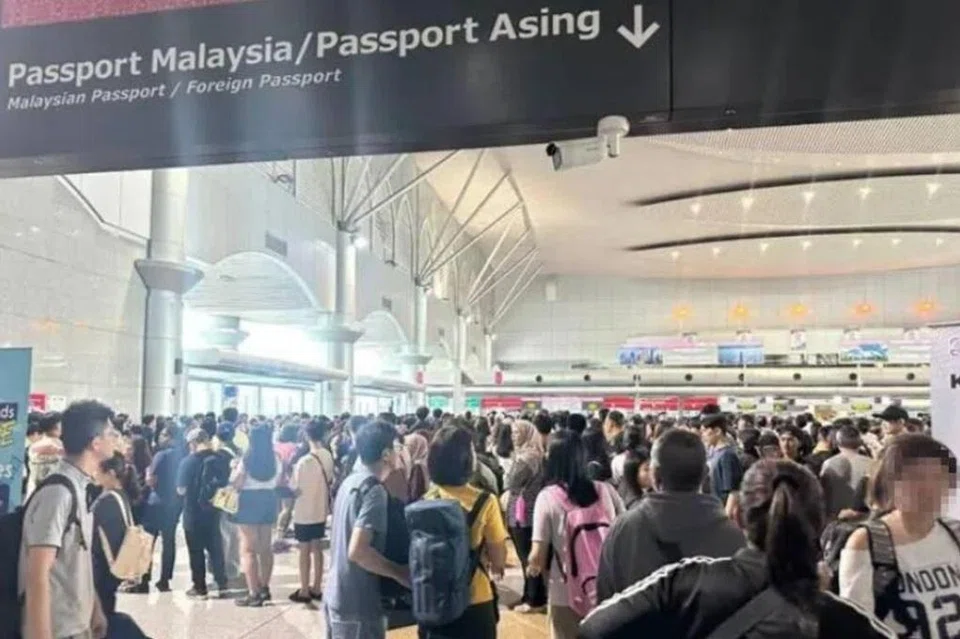 Warga asing di Kompleks Kastam, Imigresen dan Kuarantin (CIQ) Bangunan Sultan Iskandar (BSI) terpaksa menunggu hingga dua jam untuk melepasi imigresen.