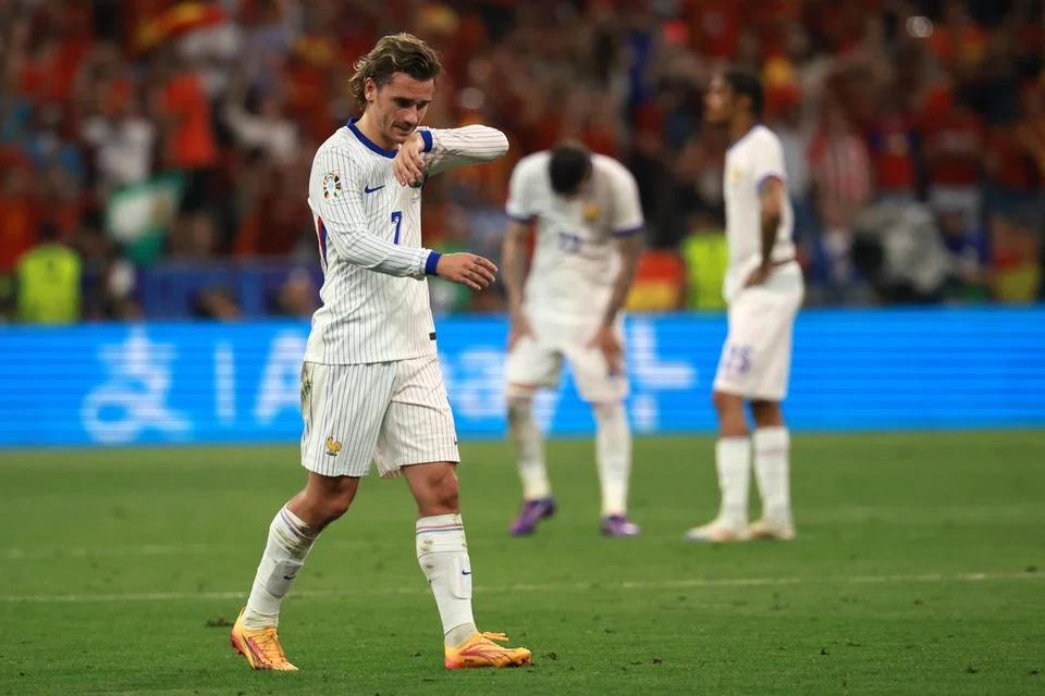 Pemain Perancis kelihatan kecewa semasa berjalan keluar dari padang selepas tewas 1-2 kepada Sepanyol dalam peringkat separuh akhir Kejohanan Euro 2024.