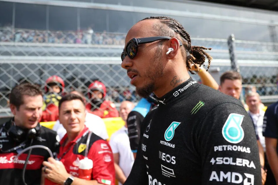 BERDAYA HAMPAKAN RED BULL?: Mercedes percaya pemandu mereka, termasuk Lewis Hamilton, mempunyai peluang terbaik di Litar Jalanan Marina Bay untuk mengecewakan Red Bull.