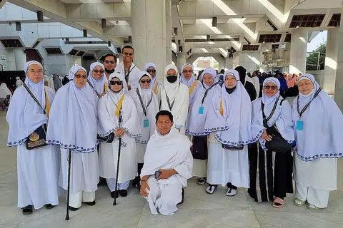 ANTARA TEMPAT YANG DIKUNJUNGI: Para jemaah umrah yang mengikuti rombongan pakej syarikat Noor Mohamad Services & Travel Pte Ltd berkunjung ke Masjid Saiyidina Aisyah di Makkah. - Foto NOOR MOHAMAD SERVICES & TRAVEL PTE LTD