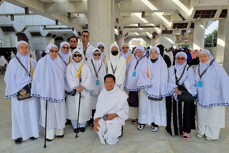 ANTARA TEMPAT YANG DIKUNJUNGI: Para jemaah umrah yang mengikuti rombongan pakej syarikat Noor Mohamad Services & Travel Pte Ltd berkunjung ke Masjid Saiyidina Aisyah di Makkah. - Foto NOOR MOHAMAD SERVICES & TRAVEL PTE LTD