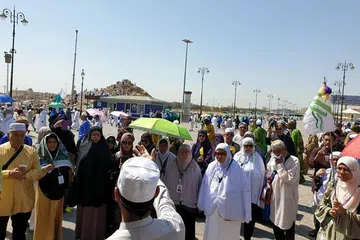 PERLU CERGAS DAN SIHAT: Sebahagian jemaah Singapura daripada Sha Travel & Tour semasa melakukan Ziarah Madinah di Jabal Uhud selepas musim haji lalu.