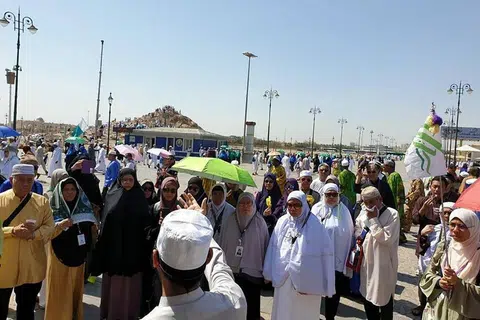 PERLU CERGAS DAN SIHAT: Sebahagian jemaah Singapura daripada Sha Travel & Tour semasa melakukan Ziarah Madinah di Jabal Uhud selepas musim haji lalu.