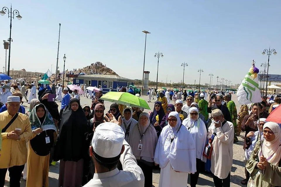 PERLU CERGAS DAN SIHAT: Sebahagian jemaah Singapura daripada Sha Travel & Tour semasa melakukan Ziarah Madinah di Jabal Uhud selepas musim haji lalu.