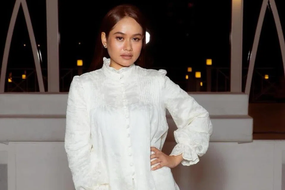 Liyana Jasmay, yang awalnya memuatnaikkan video dirinya memberi sampul duit Raya, kepada beberapa remaja dan kanak-kanak yang beratur sambil menari mengikut trend TikTok ‘joget sebelum dapat duit Raya’, menyesali tindakannya selepas mendapat tahu tarian tersebut dikaitkan dengan tarian yang selalu dilakukan masyarakat Yahudi.