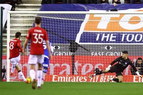 PUAS HATI MENANG: Pemain tengah yang juga kapten, Bruno Fernandes, menjaringkan gol kedua Manchester United melalui tendangan penalti. United mendapat 33 percubaan dan hanya menjaringkan dua gol. Namun, pengurusnya Erik ten Hag tetap berpuas hati dengan kemenangan itu.