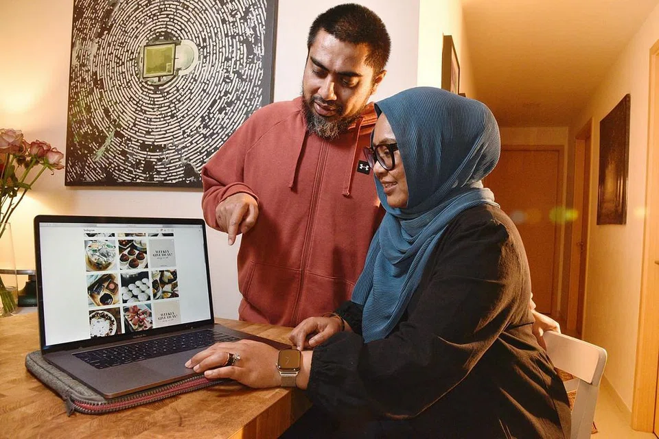 MANFAAT HURAIAN DIGITAL: Daripada media sosial hingga ke laman web - inilah yang dimanfaatkan oleh pemilik Simply Nuha, Cik Nurazlina Ghazali, 40 tahun dan suaminya, Encik Muhammad Sahim Mohd Sedik, 41 tahun, sejak 2012. Menurut Cik Nurazlina, sebagai peniaga kecilan dari rumah, wadah digital ini amat membantu kerana dapat berkongsi dengan pelanggan mereka tentang produk, dapat berhubungan dengan pelanggan serta mendapatkan maklum balas mereka. Sejauh ini juga, ia telah menjana lebih ramai pengikut dan membantu mereka mengekalkan perniagaan. Cik Nurazlina menjelaskan huraian ini telah membantu dari segi kos dan menjimatkan masa sekali gus membolehkan beliau memberi tumpuan kepada penghasilan dan peningkatan produk. - Foto BH oleh DESMOND WEE