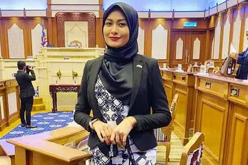 ANTARA YANG DIPILIH DAN YANG DIGUGUR: Apabila DAP mengumumkan Cik Young Syefura Othman (atas) sebagai calonnya di Bentong, Pahang, penyandang kerusi Parlimen itu, Encik Wong Teck, marah lalu meninggalkan parti tersebut dan kini akan menentang Cik Young sebagai Calon Bebas. - Foto ASTRO AWANI