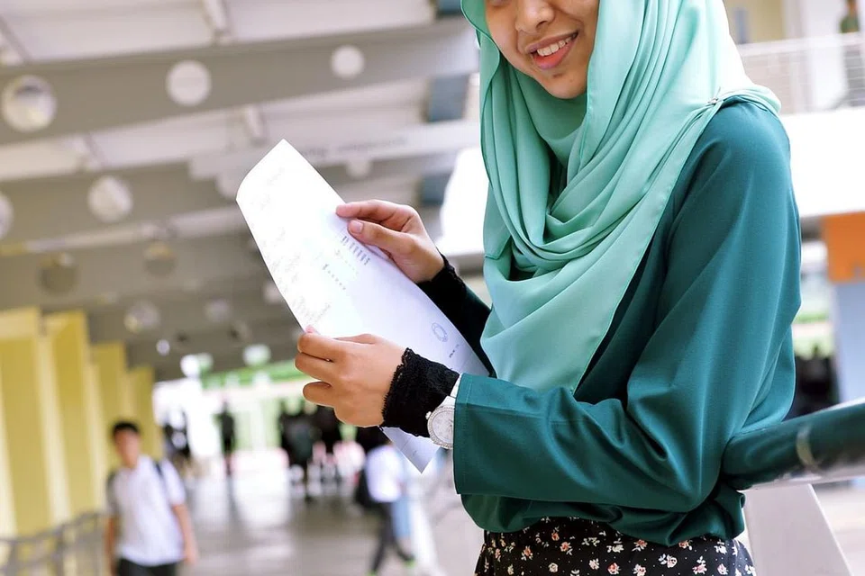 TIDAK PUTUS ASA: Dengan sokongan dan dorongan ibu bapa, Cik Siti Syazana Abdul Halim meneruskan perjuangannya di maktab rendah dan kini bersyukur kerana meraih keputusan yang memuaskan.