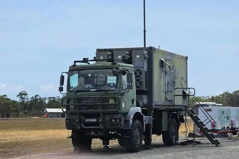 Pusat kawalan bagi ‘Heron-1’ mampu memuatkan sehingga empat pegawai Angkatan Udara Republik Singapura (RSAF), dua juruterbang dan dua Pakar Perisikan Imej Udara (AIRIX) .