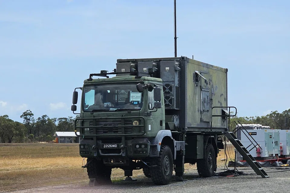 Pusat kawalan bagi ‘Heron-1’ mampu memuatkan sehingga empat pegawai Angkatan Udara Republik Singapura (RSAF), dua juruterbang dan dua Pakar Perisikan Imej Udara (AIRIX) .