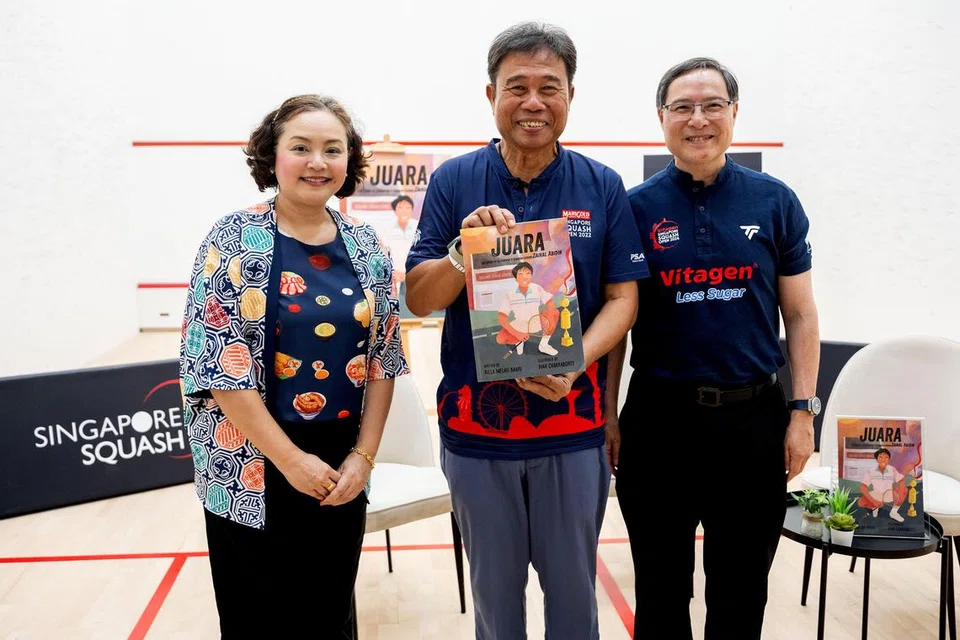 Penulis buku ‘Juara’, Rilla Melati Bahri, bergambar bersama legenda squash Singapura, Zainal Abidin Abdul Malik (tengah), dan presiden Persatuan Raket Squash Singapura, Patrick Thio, semasa pelancaran buku itu di Pusat Squash Kallang pada December 2024.