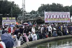 Penyokong Encik Anies Baswedan dan Encik Ganjar Pranowo melakukan perhimpunan bantahan dekat Mahkamah Perlembagaan di Jakarta pada 22 April sedang mahkamah membacakan keputusan mengenai dakwaan mereka terdapat penyelewengan dan penipuan sistematik menjelang dan semasa Pilihan Raya Presiden 2024 pada Februari. 