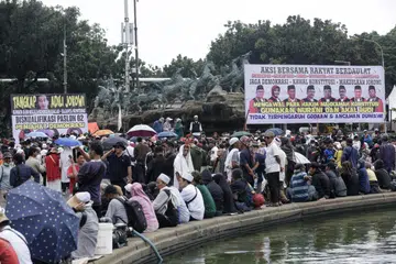 Penyokong Encik Anies Baswedan dan Encik Ganjar Pranowo melakukan perhimpunan bantahan dekat Mahkamah Perlembagaan di Jakarta pada 22 April sedang mahkamah membacakan keputusan mengenai dakwaan mereka terdapat penyelewengan dan penipuan sistematik menjelang dan semasa Pilihan Raya Presiden 2024 pada Februari. 