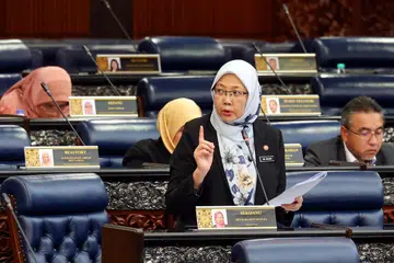 PAKAIAN SERAGAM BUKAN ISU: Dr Zaliha Mustafa, berkata yang lebih penting bagi kementerian itu sekarang ialah memberi perkhidmatan terbaik kepada orang ramai, dan  ada etika yang dipatuhi  jururawat berkaitan  pakaian seragam mereka.