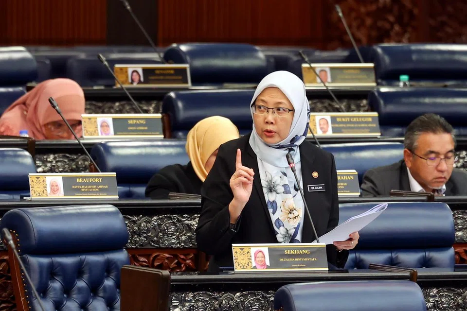 PAKAIAN SERAGAM BUKAN ISU: Dr Zaliha Mustafa, berkata yang lebih penting bagi kementerian itu sekarang ialah memberi perkhidmatan terbaik kepada orang ramai, dan  ada etika yang dipatuhi  jururawat berkaitan  pakaian seragam mereka.