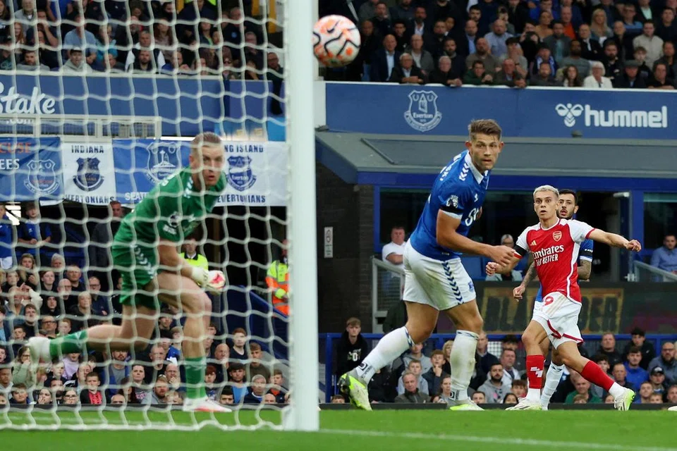 PERLAWANAN SUKAR: Tendangan Leandro Trossard (kanan) menewaskan penjaga gawang Everton, Jordan Pickford (kiri), untuk memberi Arsenal kemenangan 1-0. 