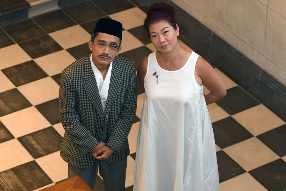 WATAK UTAMA: Pelakon teater, Yazid Jalil, yang melakonkan watak Munshi Abdullah dalam 'Shadows in the Wall' bersama pengasas dan pengarah kreatif Ground Z-0, Cik Zelda Tatiana Ng. - Foto BH oleh DESMOND FOO