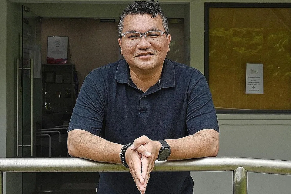 JIWA BESAR: Sebagai seorang pekerja sosial, Encik Isa berkongsi bahawa apa yang memberinya kepuasan hati adalah apabila mereka yang dibantunya tersenyum. - Foto BH oleh KHALID BABA