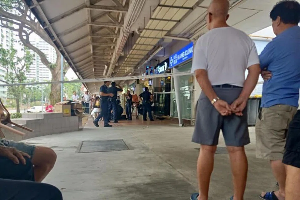 ROMPAKAN BERSENJATA: Tiga lelaki, antara 37 dan 50 tahun, ditangkap kerana didakwa telah merompak telefon bimbit milik dua wanita, dan mencederakan mereka menggunakan pisau lipat (penknife), dalam kejadian di Blok 532 Ang Mo Kio Avenue 10, pada Isnin (23 September). -Foto Stomp.