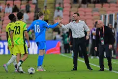 Ketua jurulatih Australia, Tony Popovic, meraikan kejayaan pasukannya layak ke pusingan akhir Piala Dunia 2026 bersama penjaga gol Joe Gauci selepas kemenangan 2-1 ke atas Arab Saudi di Stadium King Abdullah Sports City pada 10 Jun.