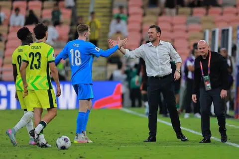 Ketua jurulatih Australia, Tony Popovic, meraikan kejayaan pasukannya layak ke pusingan akhir Piala Dunia 2026 bersama penjaga gol Joe Gauci selepas kemenangan 2-1 ke atas Arab Saudi di Stadium King Abdullah Sports City pada 10 Jun.