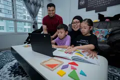 Meskipun beliau tidak mahir dalam mata pelajaran Matematik, Cik Mardiana Idrus (dua dari kanan) bersemangat waja untuk memastikan anaknya tidak ketinggalan apabila mereka memasuki sekolah rendah. Turut bersama ialah suaminya, Encik Mohammad Jufri Ramli (kiri), Aisha Humaira (kanan) dan Ammar Haziq Mohammad Jufri (tiga dari kanan).