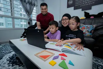 Meskipun beliau tidak mahir dalam mata pelajaran Matematik, Cik Mardiana Idrus (dua dari kanan) bersemangat waja untuk memastikan anaknya tidak ketinggalan apabila mereka memasuki sekolah rendah. Turut bersama ialah suaminya, Encik Mohammad Jufri Ramli (kiri), Aisha Humaira (kanan) dan Ammar Haziq Mohammad Jufri (tiga dari kanan).