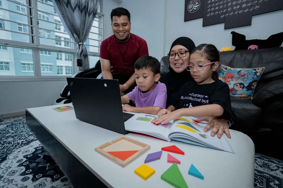 Meskipun beliau tidak mahir dalam mata pelajaran Matematik, Cik Mardiana Idrus (dua dari kanan) bersemangat waja untuk memastikan anaknya tidak ketinggalan apabila mereka memasuki sekolah rendah. Turut bersama ialah suaminya, Encik Mohammad Jufri Ramli (kiri), Aisha Humaira (kanan) dan Ammar Haziq Mohammad Jufri (tiga dari kanan).