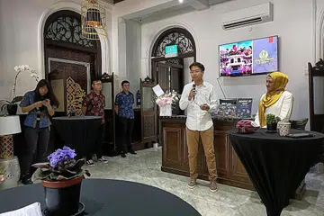 PELANCARAN RASMI: Encik Hendra (memegang mikrofon) memberi taklimat kepada tetamu yang hadir pada acara pelancaran Amazing Chambers Singapura, yang merupakan pengendali baru Gedung Kuning semalam, sambil disaksikan oleh isterinya, yang juga pemilik syarikat tersebut, Cik Izzati (bertudung). - Foto BH oleh ZALEHA ABDUL KADER