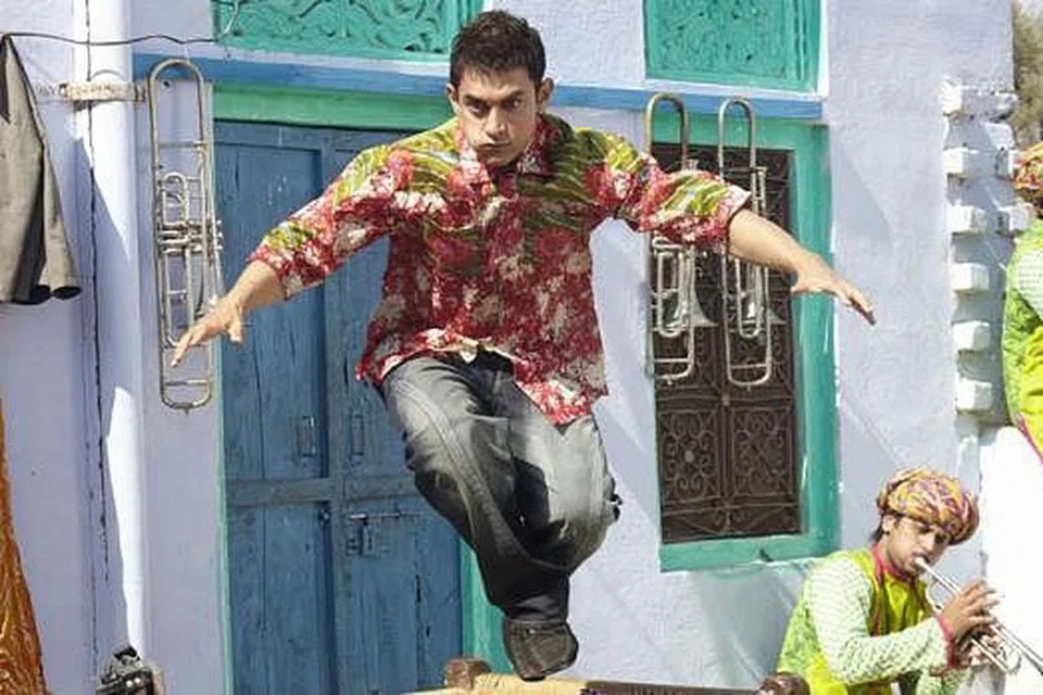 TARIKAN SEMBERANI: 'PK' yang dibintangi Aamir Khan mencipta sejarah sebagai filem India yang berjaya menembusi pasaran China. - Foto UTV MOTION PICTURES