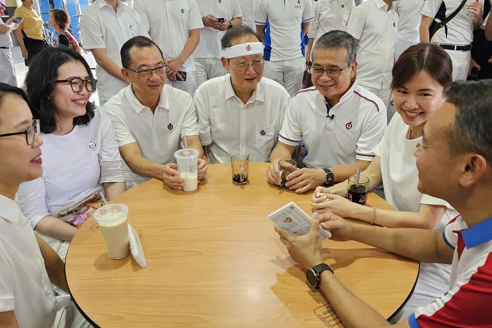 (Dari kiri) Penolong profesor di Kluster Kesihatan dan Sains Kemasyarakatan Institut Teknologi Singapura (SIT), Dr Choo Pei Ling; Naib Presiden Kanan di Teneo, Cik Hazlina Abdul Halim; Speaker Parlimen, Encik Seah Kian Peng; Menteri Tenaga Manusia, Dr Tan See Leng; Menteri Kebudayaan, Masyarakat dan Belia, Encik Edwin Tong; Anggota Parlimen SMC MacPherson, Cik Tin Pei Ling; dan Mayor CDC South East, Encik Mohd Fahmi Aliman.