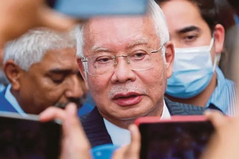 Mantan Perdana Menteri Malaysia, Datuk Seri Najib Razak, sudah memfailkan pernyataan saksi setebal 525 muka surat untuk menjawab empat tuduhan menggunakan kedudukan bagi memperoleh suapan berjumlah RM2.3 bilion ($690 juta) dana 1MDB dan 21 tuduhan pengubahan wang haram.