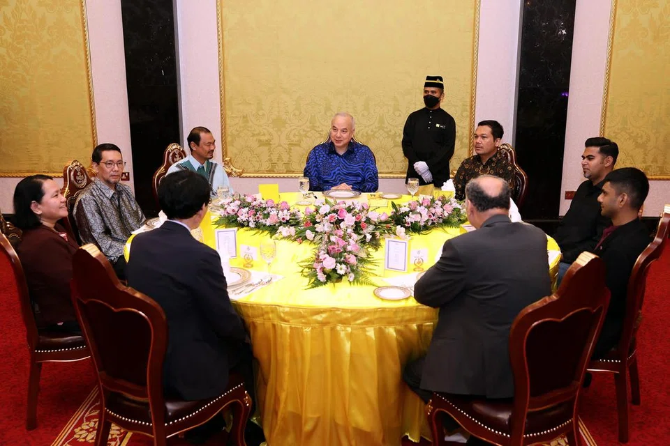 SANTAPAN DIRAJA: Sultan Perak, Sultan Nazrin Shah (tengah), beramah mesra bersama wakil delegasi media tempatan dan Asean pada majlis santapan malam di Istana Iskandariah bagi meraikan kira-kira 300 pengamal media termasuk penulis (dua dari kiri) sempena sambutan Hari Wartawan Nasional Malaysia.