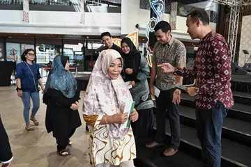 Cik Sayam Samsool (depan) menerima agihan zakat dalam satu acara pengagihan zakat Persatuan Muhammadiyah di Wisma Geylang Serai pada 30 Mac. Acara itu turut dihadiri (di barisan belakang, dari kanan) Mayor Majlis Pembangunan Masyarakat (CDC) South East, Encik Mohd Fahmi Aliman; Presiden Persatuan Muhammadiyah, Ustaz Muhammad Azri Azman; Setiausaha Umum Persatuan Muhammadiyah, Cik Roszanah Abdul Salim; dan Pengarah Urusan Grab Singapore, Encik Wee Tang Yee.