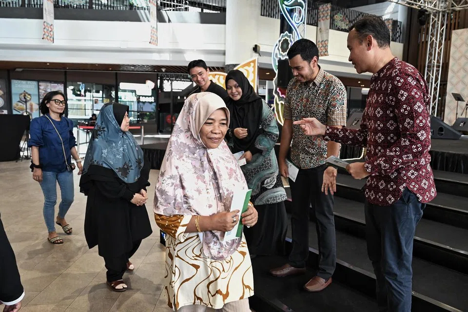 Cik Sayam Samsool (depan) menerima agihan zakat dalam satu acara pengagihan zakat Persatuan Muhammadiyah di Wisma Geylang Serai pada 30 Mac. Acara itu turut dihadiri (di barisan belakang, dari kanan) Mayor Majlis Pembangunan Masyarakat (CDC) South East, Encik Mohd Fahmi Aliman; Presiden Persatuan Muhammadiyah, Ustaz Muhammad Azri Azman; Setiausaha Umum Persatuan Muhammadiyah, Cik Roszanah Abdul Salim; dan Pengarah Urusan Grab Singapore, Encik Wee Tang Yee.