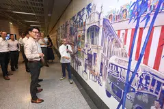 MURAL SEJARAH: Menteri Negara (Kebudayaan, Masyarakat dan Belia merangkap Pengangkutan), Encik Baey Yam Keng (kiri), yang juga Mayor CDC North East, sedang meninjau karya ‘Seeing History Through The Bamboo Forest’, di stesen MRT Little India bersama pelukis, Encik Yeo Siak Goon (kanan), pada 21 Oktober.