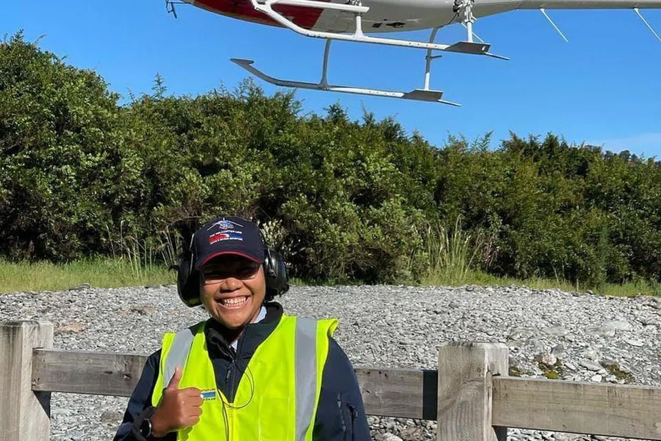 Cik Farishia Osman bekerja sebagai kru darat helikopter di Fox Glacier dari November 2023 hingga November 2024.