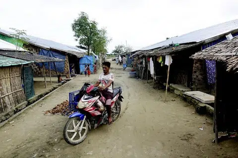 SEKATAN INTERNET DITARIK BALIK: Sekatan terhadap perkhidmatan Internet di negeri Rakhine dan Chin, Myanmar, ditarik balik, di tengah-tengah rundingan damai yang bertujuan untuk menamatkan pertempuran di kawasan itu. -Foto EPA.