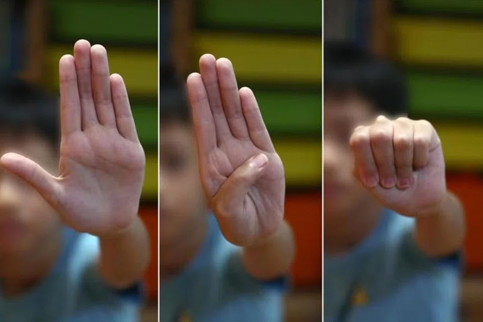 SELAMATKAN MANGSA: Isyarat untuk Bantuan atau ‘Signal for Help’  dilakukan dengan mengangkat satu tangan dengan ibu jari dimasukkan ke dalam tapak tangan, dan kemudian melipat empat jari yang lain ke bawah di atas ibu jari.