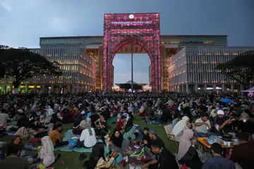 Orang ramai memenuhi Dataran Putrajaya atau dipanggil Laman Berbuka Puasa pada Ramadan untuk menikmati keseronokan berbuka puasa di kawasan terbuka. 
