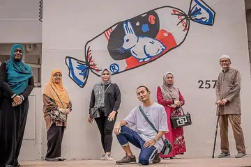 BANGUN KESEDARAN TENTANG DEMENSIA: Pengasas kumpulan sokongan The Chapal Malay Dementia Community, Encik Rosli Anjang Al Faqir (kanan) bersama sukarelawan lain yang peka dengan isu demensia (dari kiri) Cik Noor Baizura Rahmatullah, Cik Zaiton Salleh, Cik Linda Ma'arof, Encik Shahrin Johry dan Cik Sarimah Mohamed Tajudin. Foto dirakam sebelum Fasa 2 (Kewaspadaan Dipertingkat) berkuat kuasa. - Foto BH oleh NUR DIYANA TAHA