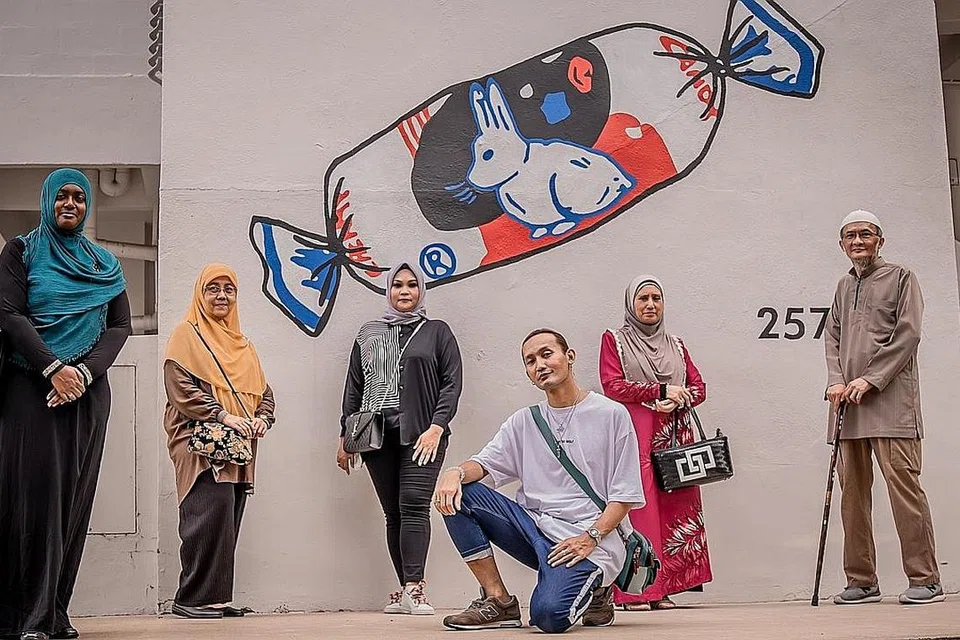 BANGUN KESEDARAN TENTANG DEMENSIA: Pengasas kumpulan sokongan The Chapal Malay Dementia Community, Encik Rosli Anjang Al Faqir (kanan) bersama sukarelawan lain yang peka dengan isu demensia (dari kiri) Cik Noor Baizura Rahmatullah, Cik Zaiton Salleh, Cik Linda Ma'arof, Encik Shahrin Johry dan Cik Sarimah Mohamed Tajudin. Foto dirakam sebelum Fasa 2 (Kewaspadaan Dipertingkat) berkuat kuasa. - Foto BH oleh NUR DIYANA TAHA