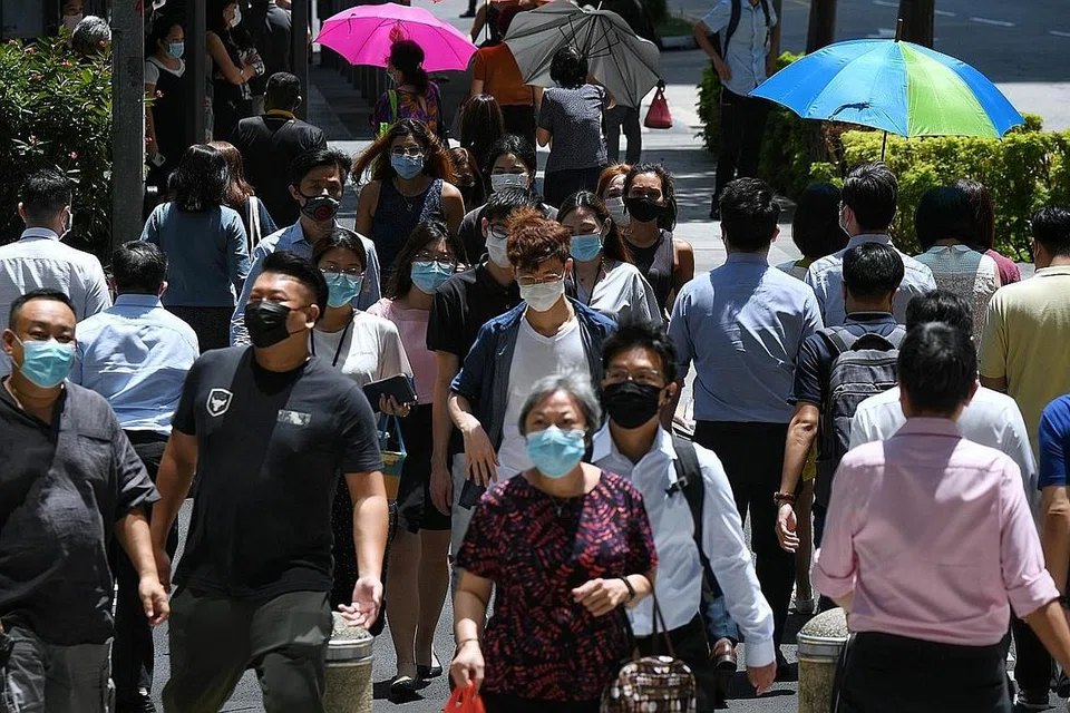 LONJAKAN KES OMICRON DIJANGKA: Pelonggaran peraturan sekatan dan pembukaan sempadan, yang membawa kepada lebih banyak interaksi sosial, memang dijangka meningkatkan jangkitan Covid-19, mentelah subvarian BA.4 dan BA.5 Omicron lebih mudah berjangkit. - Foto fail
