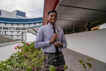 TABAH DAN BERDEDIKASI: Encik Muhammad Nurhan Amit, 27 tahun, menerima Anugerah Kecemerlangan Keperibadian atas dedikasi dan ketabahannya dari Politeknik Temasek (TP) baru-baru ini.