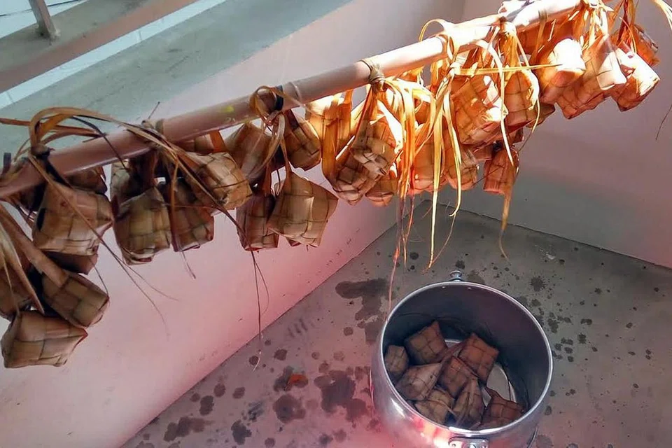 TRADISI LAMA DIKEKALKAN: Walaupun masyarakat Melayu Singapura rata-ratanya tidak lagi tinggal di kampung,tradisi memasak ketupat sendiri masih diteruskan sesetengah mereka yang tinggal di flat kini. - Foto ALI ATTAN