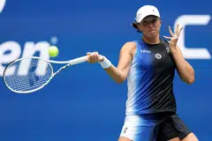 HAMPIR SEMPURNA: Iga Swiatek mengalahkan Rebecca Peterson 6-0, 6-1 dalam perlawanan pertamanya bagi mempertahankan kejuaraan Terbuka AS.