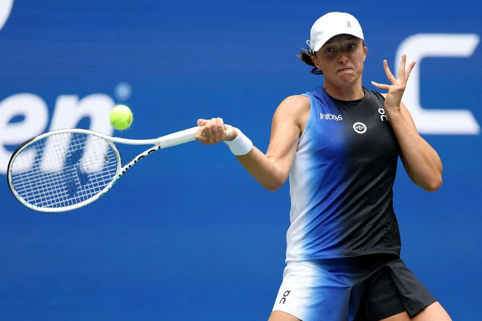 HAMPIR SEMPURNA: Iga Swiatek mengalahkan Rebecca Peterson 6-0, 6-1 dalam perlawanan pertamanya bagi mempertahankan kejuaraan Terbuka AS.