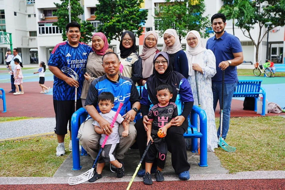 Encik Ngasti Wanto Zakaria dan Cik Junaidah Salleh (duduk, kiri dan kanan) bersama anggota keluarga mereka yang hampir kesemuanya berkecimpung dalam sukan bola lantai.